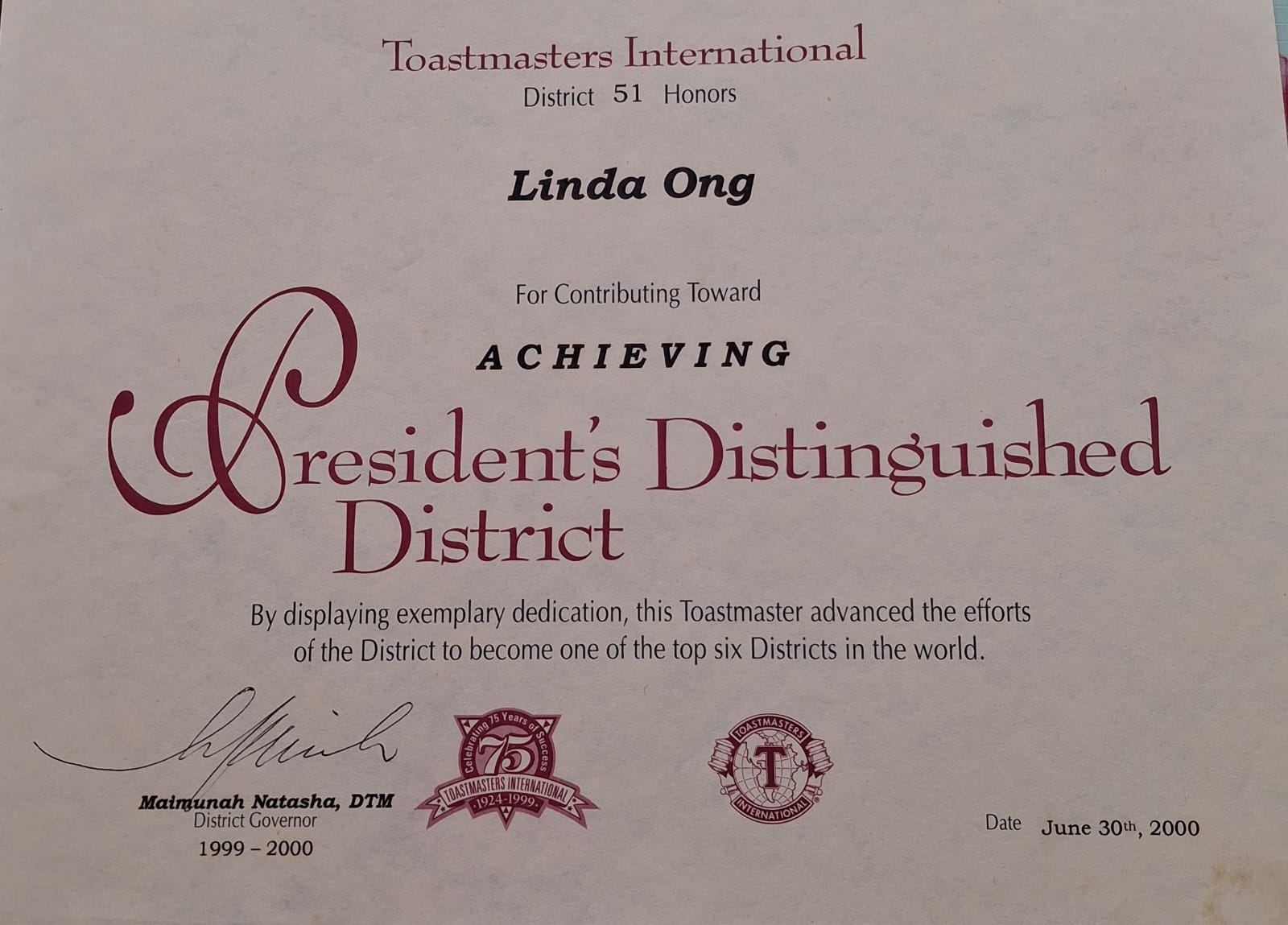 District 51 certificate to Linda Ong for achieving President's Distinguished District 1999-2000